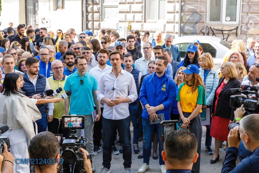 PNL Sector 3, miting la km 0 al Bucureştiului, în zona străzii Mavrogheni Nicolae, neasfaltată de mai mulţi ani / Sebastian Burduja: Ceea ce vedem cu ochii noştri în această zonă este rezultatul unei incompetenţe, a unei nepăsări, nu de azi, de ieri