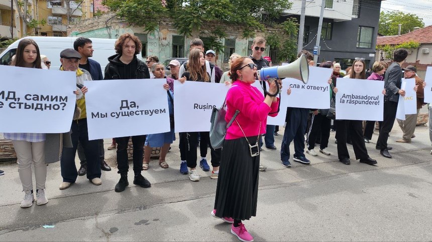 Protest în faţa Ambasadei României la Chişinău. Apropiaţii lui Ilan Şor sunt deranjaţi de declaraţia premierului României Marcel Ciolacu, potrivit căreia „nu există moldoveni, ci doar români”