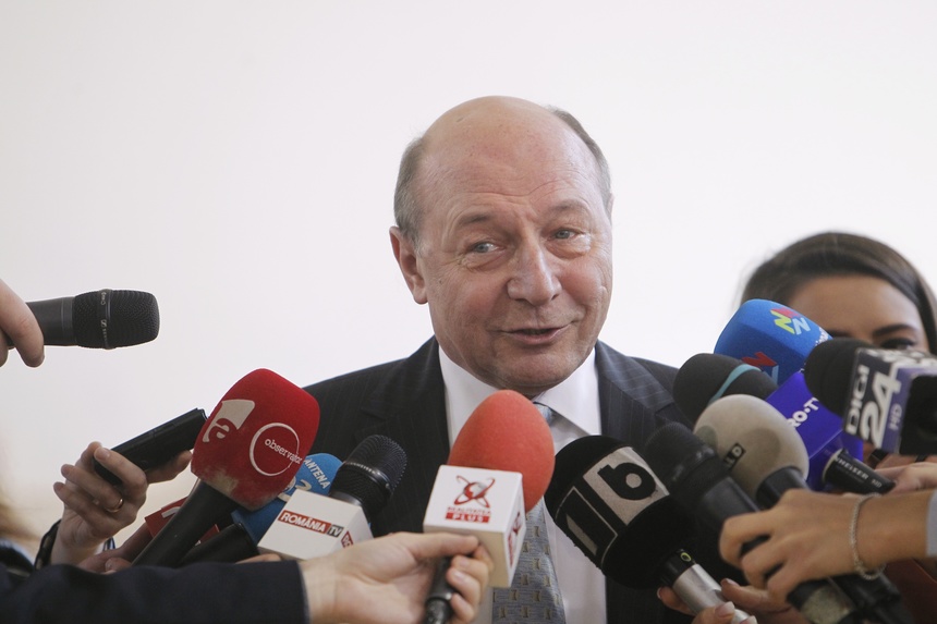 Băsescu: Dacă o vrem pe Ursula von der Leyen, votăm PNL şi PSD. Dacă vrem un preşedinte al Comisiei care să nu mai facă trăznăi cu vaccinurile şi să refuze să dea explicaţii Parchetului European, nu votăm PSD şi PNL