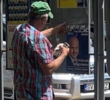 Emanuel Ungureanu reclamă vandalizarea afişelor sale de campanie ampasate în centrul municipiului Suceava / Candidatul Alianţei Dreapta Unită cere oamenilor să-l ajute la identificarea persoanei suspectate - FOTO