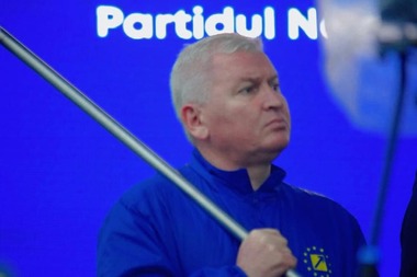 UPDATE - Florin Roman spune că Dan Vîlceanu l-a agresat golănesc, cu o lovitură cu genunchiul în zona nasului: M-a prins de gât şi a încercat să mă muşte. Voi depune plângere penală! /Reacţia lui Ciucă/ Ce spune Vîlceanu /Vîlceanu, sancţiune maximă-VIDEO