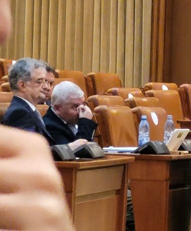 AUR: Au spus despre noi că suntem extremişti, că suntem agresivi, dar ei îşi sparg nasul prin Parlament. Doi liberali, foşti miniştri, şi-au împărţit pumni sub ochii colegilor pe holurile Parlamentului