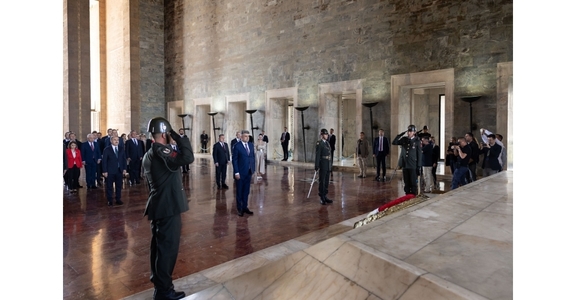 Şeful Guvernului Marcel Ciolacu a depus o coroană de flori la Mausoleul dedicat lui Mustafa Kemal Ataturk de la Ankara - VIDEO