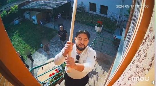 UPDATE - Mai mulţi romi, filmaţi în timp ce terorizează o familie din Timişoara/ Imagini publicate de primarul Dominic Fritz / După difuzarea imaginilor, poliţia a anunţat că unul dintre agresori a fost deja reţinut - FOTO, VIDEO
