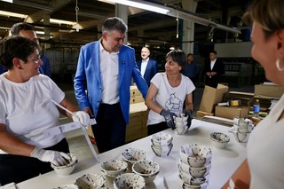 Ciolacu, după vizita la fabrica Apulum: Împreună cu Ministerul Muncii, vom găsi soluţii pentru a înfiinţa la Alba-Iulia mai multe clase de ucenici în domeniul ceramicii şi porţelanului