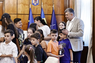 Premierul Marcel Ciolacu a fost ghidul copiilor care au vizitat Palatul Victoria: A făcut fotografiii şi le-a prezentat copiilor biroul său şi sala unde se ţine şedinţa de guvern