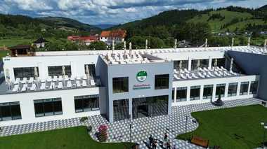 Ministrul Economiei: În Dorna Candrenilor, am inaugurat împreună cu primarul Dănuţ Candrea, noul centru SPA, care cuprinde patru piscine, săli de masaj, saune, terasă pentru plajă cu bar şi restaurant. Cu siguranţă numărul turiştilor va creşte