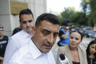 Jandarmii l-au scos pe George Simion din holul Parchetului General, unde acesta anunţase că face greva foamei până va fi audiat / Preşedintele AUR: E un abuz. La ora 21.00 vom organiza un mare protest aici - FOTO