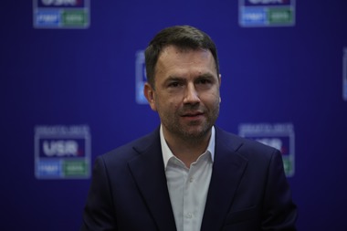 USR: BEC a decis, vineri seara, că pot fi buletine suplimentare de vot şi că pot fi transportate buletine între secţii chiar în ziua alegerilor / Drulă: BEC a consfinţit turismul electoral cu mâna lui Predoiu