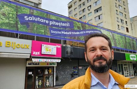 Ionuţ Moşteanu în acuză pe candidatul PNL la primăria Piteşti că a plătit o maşină care să se deplaseze prin oraş şi să afişeze mesaje electorale care au fost interzise print-o decizie a BEC - FOTO