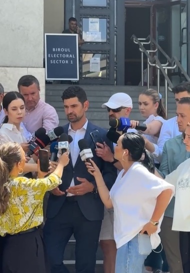 Tuţă: Am văzut cu toţii linia de microbuze uriaşă care aştepta. Oamenii erau în secţiile de vot, în încăperi fără aer condiţionat, apă, mâncare. Asta a fost atitudinea lui Clotilde Armand pentru tergiversarea procesului de votare