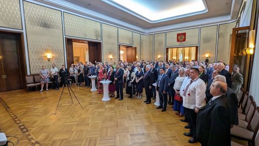 Proaspăt aleasă europarlamentar, Diana Şoşoacă a mers la Ambasada Rusiei la un eveniment organizat cu ocazia Zilei Rusiei, la care noul ambasador a afirmat că sursele crizei actuale din Ucraina se află în extinderea neocolonială a statelor NATO şi UE