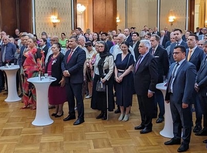Proaspăt aleasă europarlamentar, Diana Şoşoacă a mers la Ambasada Rusiei la un eveniment organizat cu ocazia Zilei Rusiei, la care noul ambasador a afirmat că sursele crizei actuale din Ucraina se află în extinderea neocolonială a statelor NATO şi UE