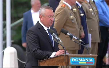 Ciucă, de Ziua Eroilor: Eroii noştri sunt parte a sufletului poporului român. Ei sunt exemple pentru toate generaţiile de români care vor veni