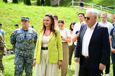 Natalia Intotero: "Servesc patria!", au strigat astăzi în cor, cu emoţie şi bucurie, cei 30 de tineri care au participat, timp de o săptămână, la "Tabăra de vară pentru cercetaşi”