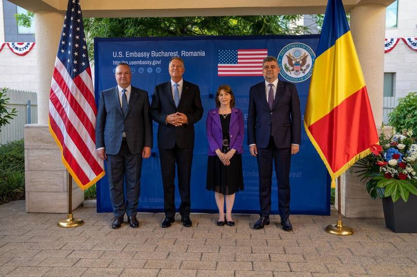 Ciucă: Un eveniment excelent organizat de Ambasada SUA cu ocazia Zilei Independenţei / Ne bazăm pe sprijinul şi pe experienţa americană în materie de apărare şi dezvoltare / Bode: Legătura dintre România şi SUA, construită pe baze solide 

