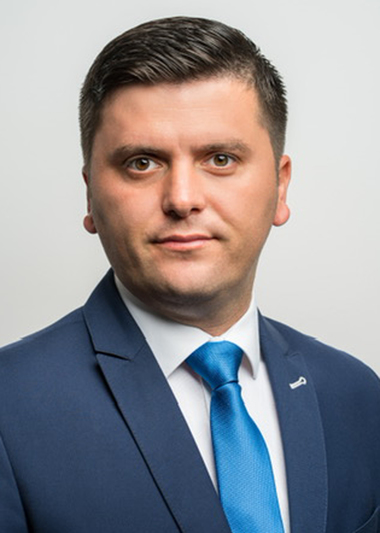 Adrian Cozma (PNL) propune creşterea de la 50 la 150 de litri a plafonului până la care nu se plătesc accize pentru alcoolul făcut în gospodării: Nu este firesc să vedem cum produse care ne definesc ca naţiune dispar sub presiunea comerţului internaţional