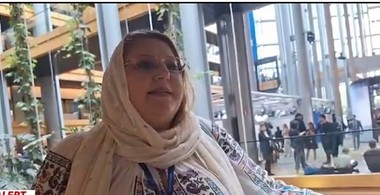 Europarlamentarul Diana Şoşoacă a venit la prima şedinţă a Parlamentului European în port popular şi cu năframă pe cap: ”Aici se întâlnesc satanele” / Ea a votat împotriva Robertei Metsola / Imagini cu Diana Şoşoacă la coadă, la standul de prăjituri-FOTO