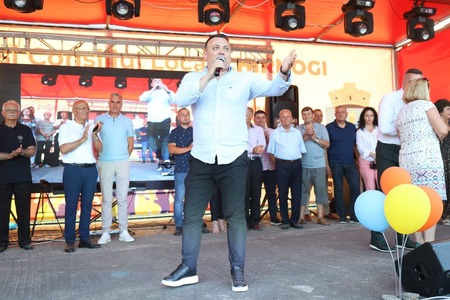 Subprefectul PSD de Călăraşi, Stan Ionuţ Petru, preşedinte al organizaţiei judeţene TSD, a demisionat din funcţie, în urma distribuirii în spaţiul public a unor fotografii în care apare în ipostaze indecente / Acesta este absolvent de Teologie