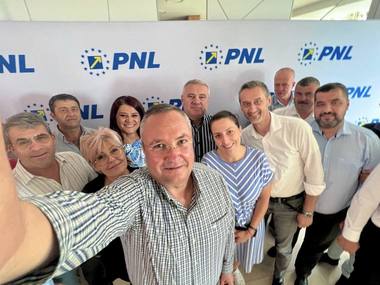 Preşedintele PNL continuă turneul naţional pentru susţinerea candidaturii sale la alegerile prezidenţiale – Întâlnire cu liberalii din Olt / Ciucă: Viitorul unei ţări se construieşte dintre oameni, pentru oameni

