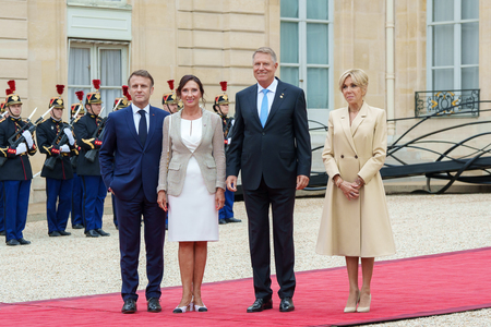 Klaus Iohannis, la recepţia pentru şefii de stat şi de guvern găzduită de preşedintele Emmanuel Macron / Preşedintele este împreună cu soţia sa, Carmen – FOTO / VIDEO