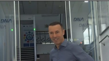 Iulian Dumitrescu a ajuns la DNA pentru a fi audiat în dosarul în care marţi s-au desfăşurat 18 percheziţii în Bucureşti şi în trei judeţe / Întrebat dacă a luat şi dat mită, Dumitrescu a răspuns: Din poziţia de preşedinte de CJ să dai, sau cum?”