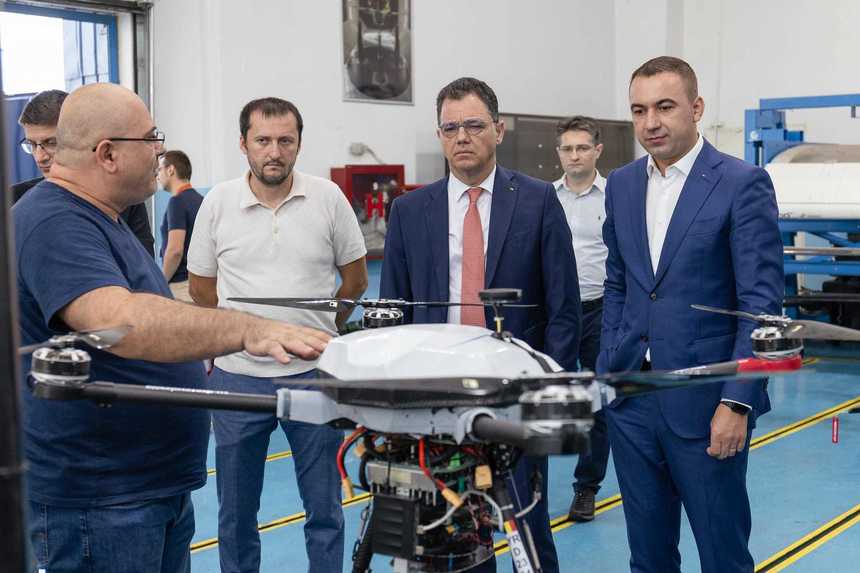 Ştefan Radu Oprea şi Bogdan Ivan, discuţii despre proiectul dronei româneşti, la Institutul Naţional de Cercetare-Dezvoltare Aerospaţială ”Elie Carafoli”

