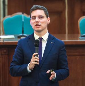 Tudose, întrebat pe cine susţine pentru funcţia de comisar european: Pe Victor Negrescu. Am lucrat cu el în perioada cât am fost prim-ministru. Era ministru pe relaţia cu organismele europene. E foarte bun pe aşa ceva 