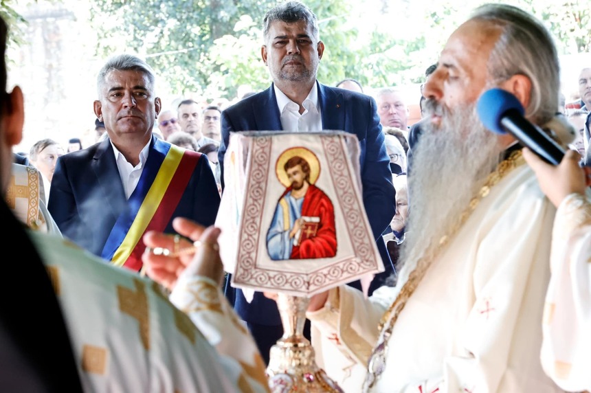 Ciolacu, după slujba de Adormirea Maicii Domnului: Biserica Ortodoxă este şi un stâlp spiritual, dar este şi stâlp al identităţii noastre naţionale
