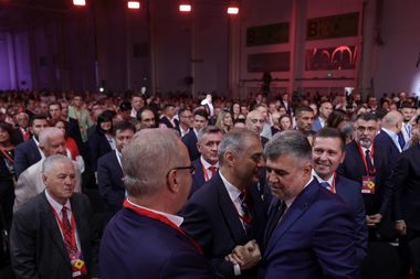 CONGRES PSD – Marcel Ciolacu,  primit cu entuziasm de către delegaţii la congres. A strâns mâini, a făcut fotografii şi i-a îmbrăţişat pe unii dintre cei prezenţi - FOTO
