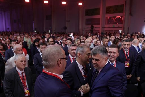 CONGRES PSD – Marcel Ciolacu,  primit cu entuziasm de către delegaţii la congres. A strâns mâini, a făcut fotografii şi i-a îmbrăţişat pe unii dintre cei prezenţi - FOTO
