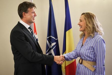 Elena Lasconi, întâlnire cu  ambasadorul Marii Britanii la Bucureşti: Românii prezenţi în Marea Britanie contribuie masiv la dezvoltarea economiei britanicilor. Banii trimişi acasă de către români ajută foarte mult la dezvoltarea economiei României