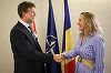 Elena Lasconi, întâlnire cu  ambasadorul Marii Britanii la Bucureşti: Românii prezenţi în Marea Britanie contribuie masiv la dezvoltarea economiei britanicilor. Banii trimişi acasă de către români ajută foarte mult la dezvoltarea economiei României