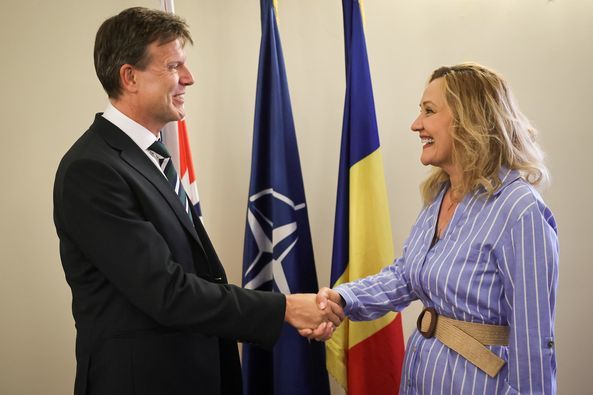 Elena Lasconi, întâlnire cu  ambasadorul Marii Britanii la Bucureşti: Românii prezenţi în Marea Britanie contribuie masiv la dezvoltarea economiei britanicilor. Banii trimişi acasă de către români ajută foarte mult la dezvoltarea economiei României