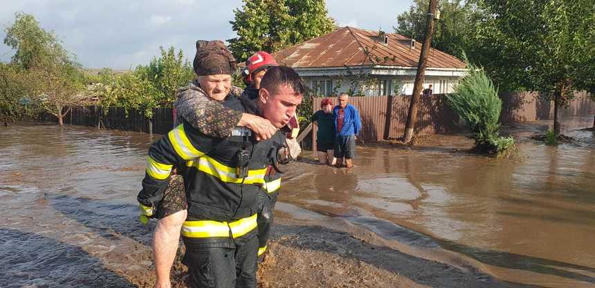 Inundaţii în Galaţi - Premierul a dispus Administraţiei Naţionale a Rezervelor de Stat să elibereze urgent ajutoare pentru persoanele din judeţul Galaţi afectate de inundaţii / 10 bărci de salvare ale Armatei vor ajunge în scurt timp în Comuna Pechea