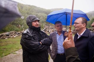 Ciucă, distribuind imagini dezolante de la Mina de Grafit de la Baia de Fier: Pare greu de crezut că aici lucrau în anii '90 peste 800 de oameni /  Proiectele strategice pentru reluarea extracţiei şi procesării sunt foarte aproape de a deveni realitate

