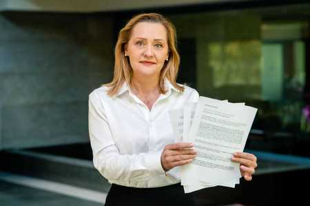 Elena Lasconi anunţă că moţiunea de cenzură este scrisă. Mesaj către Ciucă şi colegii săi din PNL: Aveţi acum şansa de a arăta tuturor dacă sunteţi cu românii sau sunteţi cu Ciolacu. Şi atenţie: nu poţi fi şi cu românii, şi cu PSD în acelaşi timp!