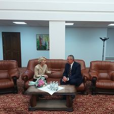 Nicolae Ciucă, întâlnire neprevăzută cu Ursula von der Leyen pe Aeroportul din Chişinău: Deşi a fost o discuţie scurtă, am reuşit să atingem subiecte esenţiale pentru România şi regiune