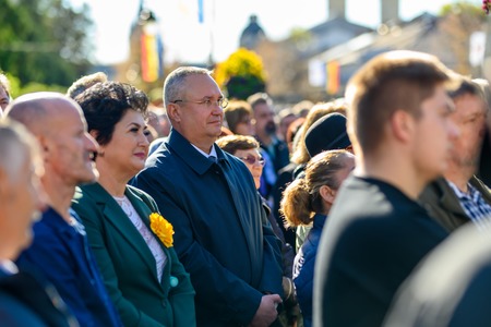 Ciucă, despre faptul că a stat în mulţime la slujba de la Iaşi: De regulă, când merg la slujbă să ştiţi că stau unde mă simt cel mai bine / De ce nu s-a intersectat cu Marcel Ciolacu