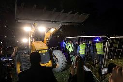 UPDATE - Nicuşor Dan a emis dispoziţie pentru desfinţarea construcţiei din zona Unirii / Un buldozer a încercat să dărâme gardul, două persoane fiind rănite / Precizările Poliţiei / Prefectul atacă decizia / Daniel Băluţă retrage echipele - FOTO / VIDEO