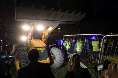 UPDATE - Nicuşor Dan a emis dispoziţie pentru desfinţarea construcţiei din zona Unirii / Un buldozer a încercat să dărâme gardul, două persoane fiind rănite / Precizările Poliţiei / Prefectul atacă decizia / Daniel Băluţă retrage echipele - FOTO / VIDEO