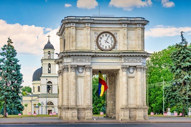 Preşedintele USR: Acolo unde se dă o adevărată luptă pentru libertate, democraţie şi valori europene, în Republica Moldova, este un singur oficial român cu ochii pe corectitudinea alegerilor: Dan Barna / Ciucă şi Ciolacu nu fac nimic



