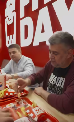 Ciolacu, la un fast-food românesc, răspuns la o provocare lansată online/ El a purtat un tricou pe care scria ”Onoare. Respect. Predictibilitate” - VIDEO