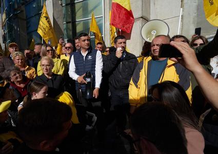 Protest al AUR la Bistriţa, după ce BEJ a respins lista de candidaţi ai formaţiunii pentru alegerile parlamentare/ Simion: Am venit pentru a-i transmite baronului roşu Radu Moldovan şi PSD-ului să lase alegerile libere