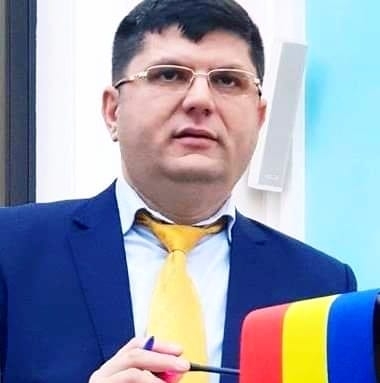 Un fost deputat AUR susţine că partidul a cheltuit, în ultimul an şi jumătate, 14 milioane de euro, subvenţia de la stat, şi acum face cheltuieli în avans. El vorbeşte de milioane date pe propagandă, sedii, chirii, sondaje. Acuzaţii la adresa lui Simion
