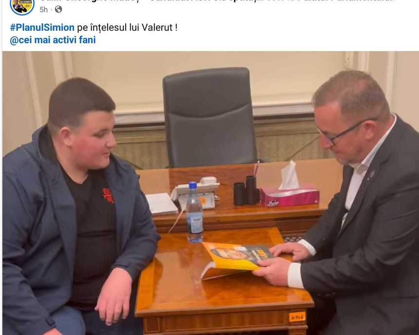 Licean cu sute de mii de urmăritori pe TikTok, implicat în campania AUR. Partidul l-a dus la Parlament, de unde a relatat cum e la bufet: Mâncare ieftină. Trei porţii bine dezvoltate - VIDEO
