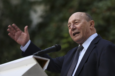 Băsescu: Mircea Geoană este un balon umflat, se auto-umflă când se prezintă, dar dacă te răsteşti puţin la el, se pierde/ Nu este în stare să ducă o dispută, dacă îl bruschezi puţin, şi e uşor de bruscat, Geoană se pierde