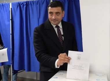 George Simion a votat la Consulatul României de la Roma: Voi merge şi la Milano, Londra, şi în Spania şi în Germania - FOTO