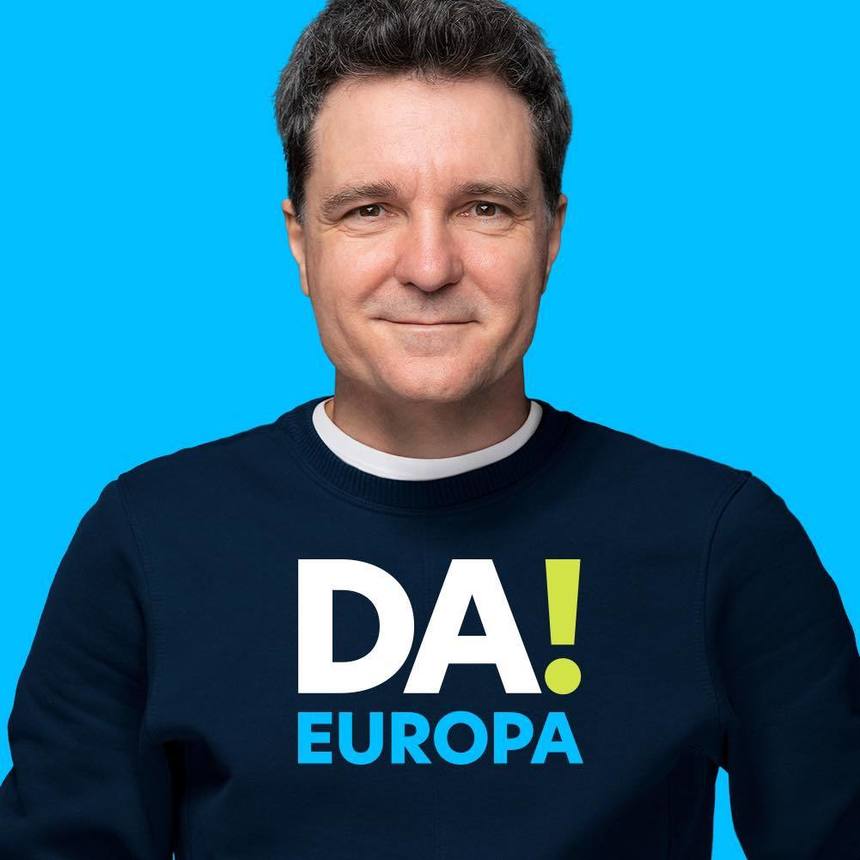 Primarul general al Capitalei, mesaj subtil pentru susţinerea Elenei Lasconi în al doilea tur al alegerilor prezidenţiale - Şi-a schimbat fotografia de profil pe Facebook / Apare cu un tricou cu mesajul ”DA! Europa”