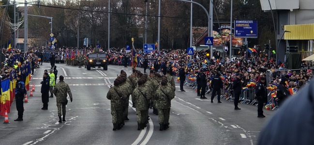 REPORTAJ - Politicienii n-au mai dat mână cu mână cu românii la Alba Iulia, de Ziua Naţională. Ilie Bolojan şi Victor Negrescu au mers la parada din Cetatea Unirii/ Votul i-a ţinut acasă pe românii din alte judeţe - FOTO, VDEO
